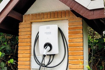 Electric vehicle charging station