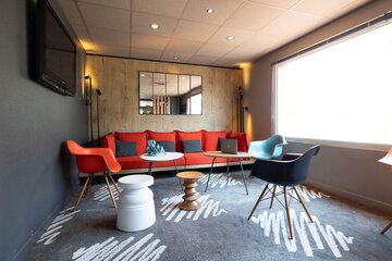 Lobby lounge