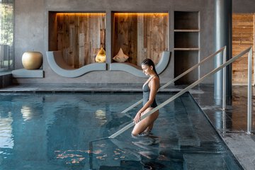 Indoor/outdoor pool