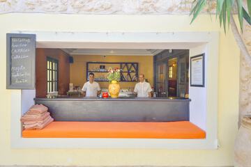 Swim-up bar