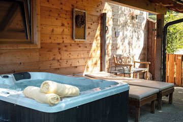 Private spa tub