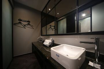 Bathroom sink