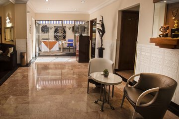 Lobby lounge