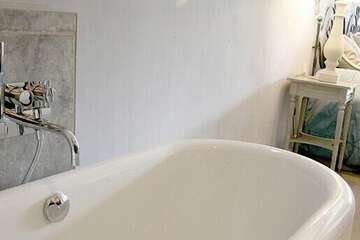 Deep soaking bathtub