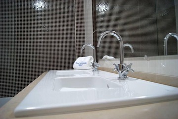 Bathroom sink
