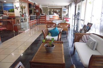 Lobby lounge