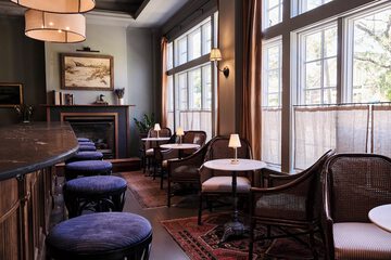 Lobby lounge