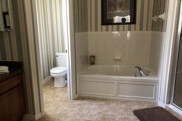 Deep soaking bathtub