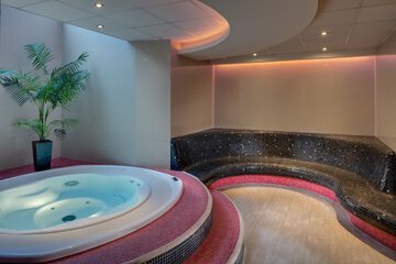 Indoor spa tub