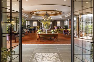 Lobby lounge