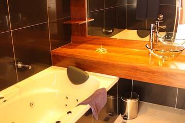 Deep soaking bathtub