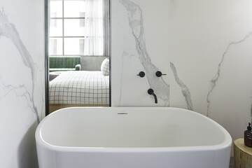 Deep soaking bathtub