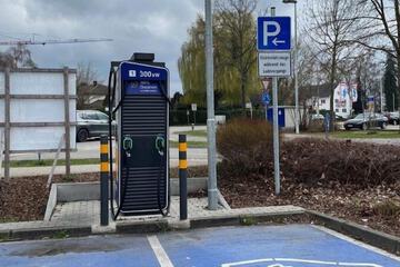 Electric vehicle charging station