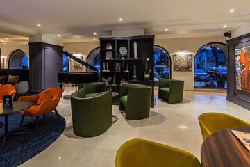Lobby lounge