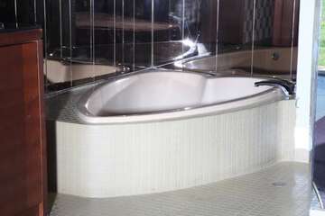 Deep soaking bathtub
