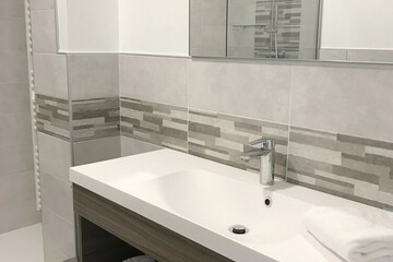 Bathroom sink