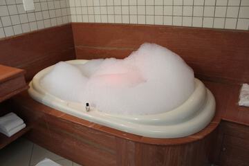 Jetted tub