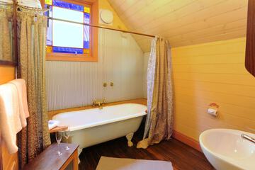 Deep soaking bathtub