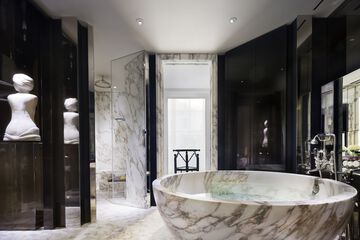 Deep soaking bathtub