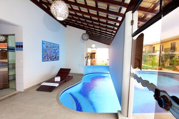 Indoor spa tub