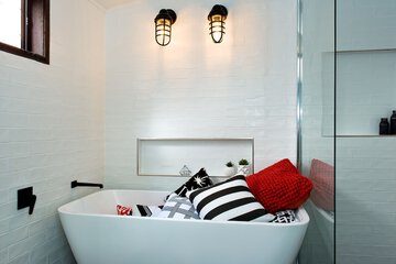 Deep soaking bathtub