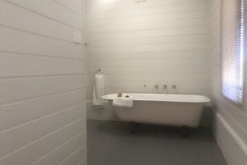 Deep Soaking Bathtub