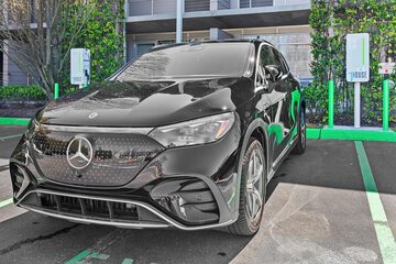 Electric vehicle charging station