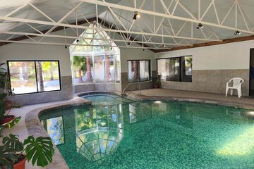 Indoor/outdoor pool