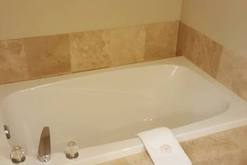 Deep soaking bathtub