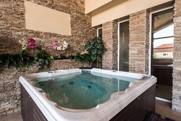 Indoor spa tub