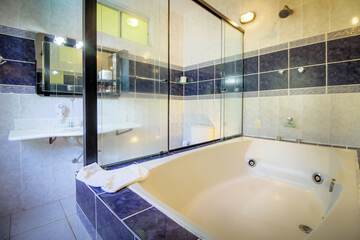 Jetted tub