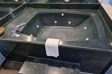 Jetted tub