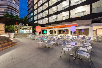 Swim-up bar