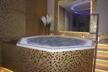 Indoor spa tub