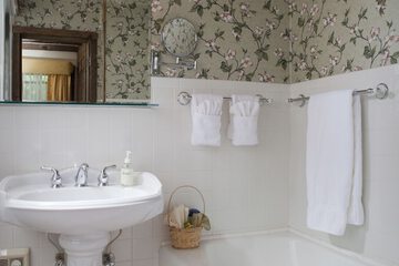 Deep soaking bathtub