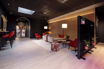 Lobby lounge