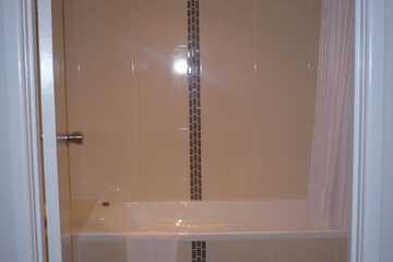 Deep soaking bathtub