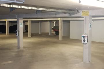 Electric vehicle charging station