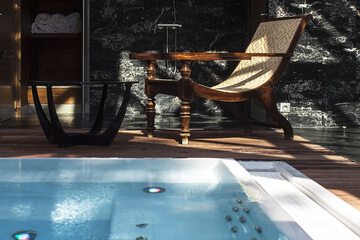 Indoor spa tub