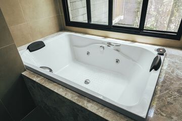 Jetted tub