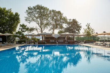 Poolside bar