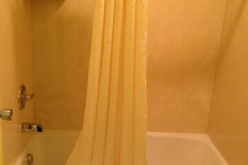 Deep soaking bathtub