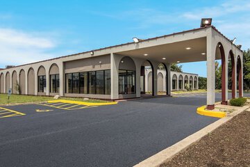 HomeTowne Studios by Red Roof & Conference Center Chicago – N Aurora / Naperville