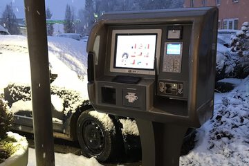 Check-in/check-out kiosk