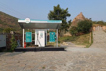 Electric vehicle charging station