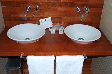 Bathroom sink