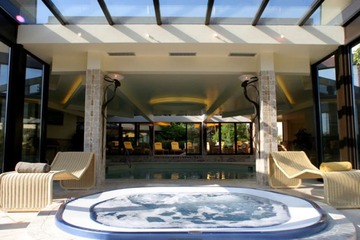 Indoor spa tub