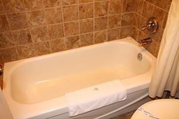 Deep soaking bathtub