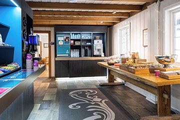 Snack bar
