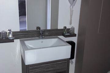 Bathroom sink